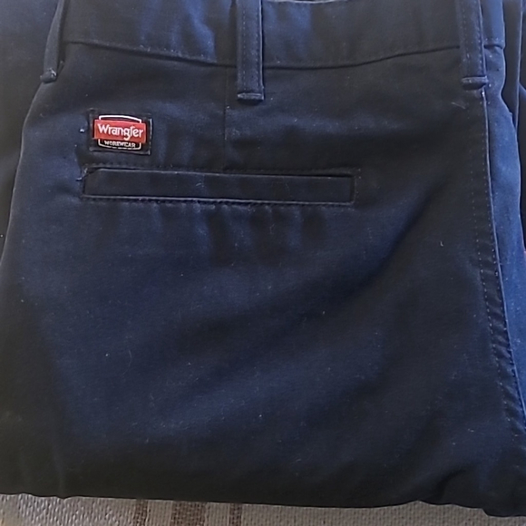 Wrangler workwear, men's black jeans sz. 34"x32.(#619) - Picture 8 of 15